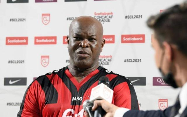 世界杯手机观看软件安装-六旬副总统亲下场踢球什么后果？两队都被罚出局！